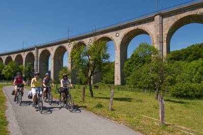 Radfahrer am Altenbekener Viadukt © Touristikzentrale Paderborner Land / Reinhard Rohlf